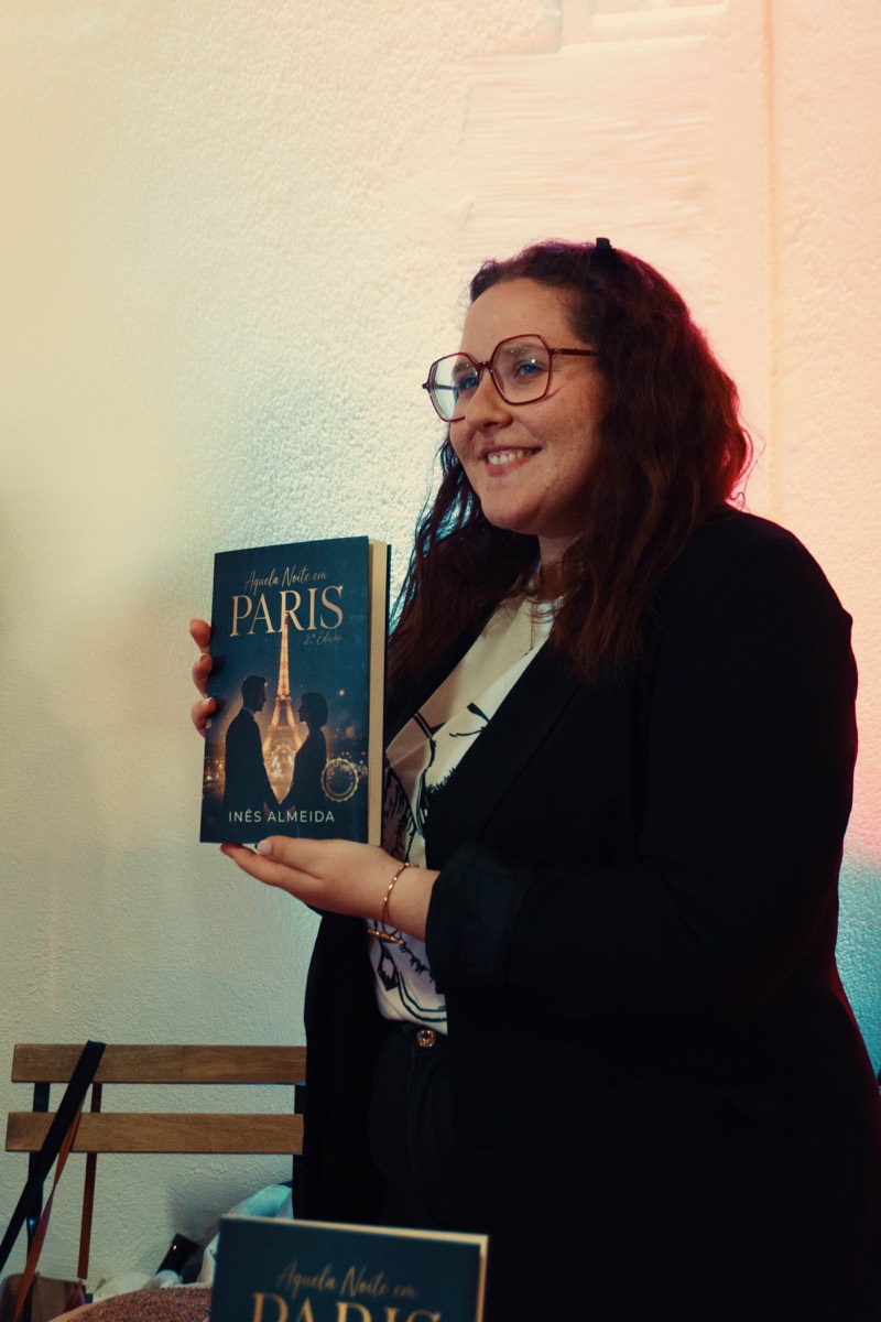 Autora Inês Almeida com o seu livro impresso pela Fé Viva